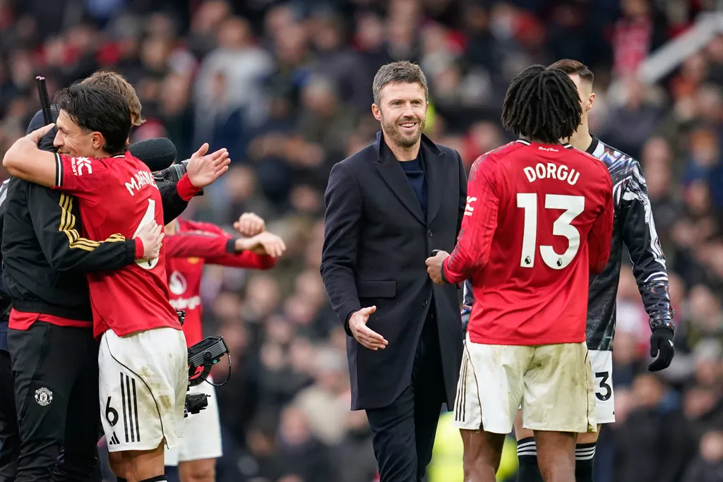 H&agrave;ng c&ocirc;ng b&ugrave;ng nổ, MU v&ugrave;i dập Man City tại Old Trafford- Ảnh 3.