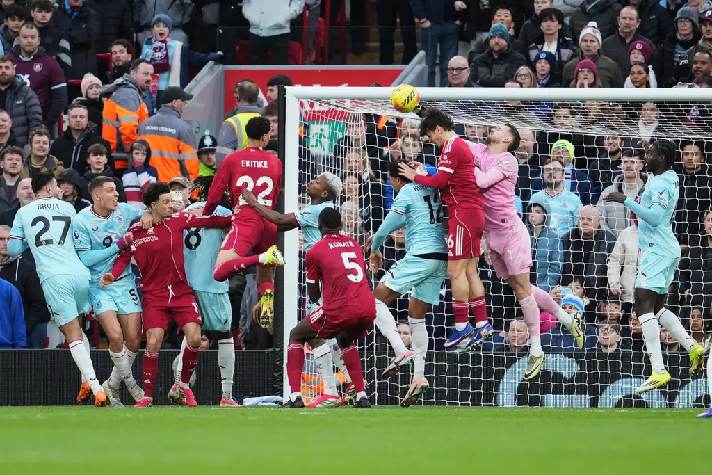 Mất điểm tại Anfield, Liverpool vẫn vượt mặt MU trên bảng xếp hạng Ngoại hạng Anh- Ảnh 2.