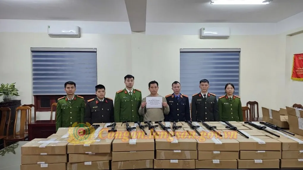 Ph&aacute;t hiện gần 320 khẩu s&uacute;ng qu&acirc;n dụng ngụy trang dưới dạng dụng cụ th&ocirc;ng tắc bồn cầu- Ảnh 1.