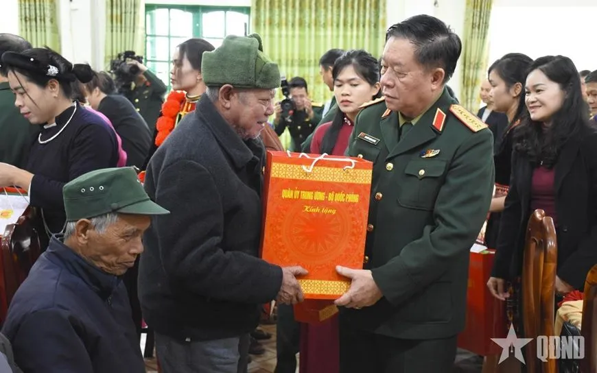Đại tướng Nguyễn Trọng Nghĩa trao quà tặng các gia đình chính sách, người có công trên địa bàn tỉnh Cao Bằng. Ảnh: QĐND