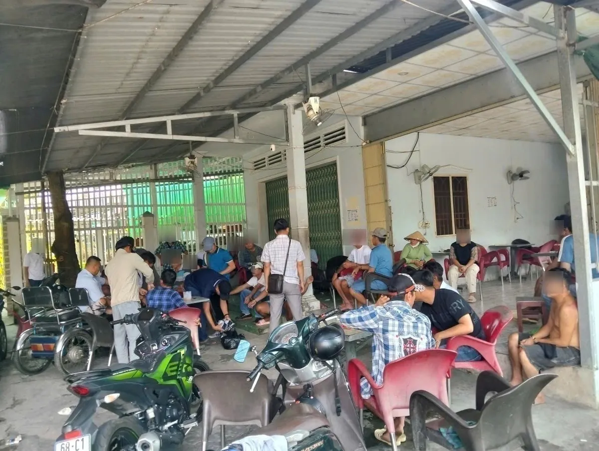 Bắt quả tang 24 đối tượng đ&aacute;nh bạc bằng h&igrave;nh thức đ&aacute; g&agrave; qua mạng  - Ảnh 1.