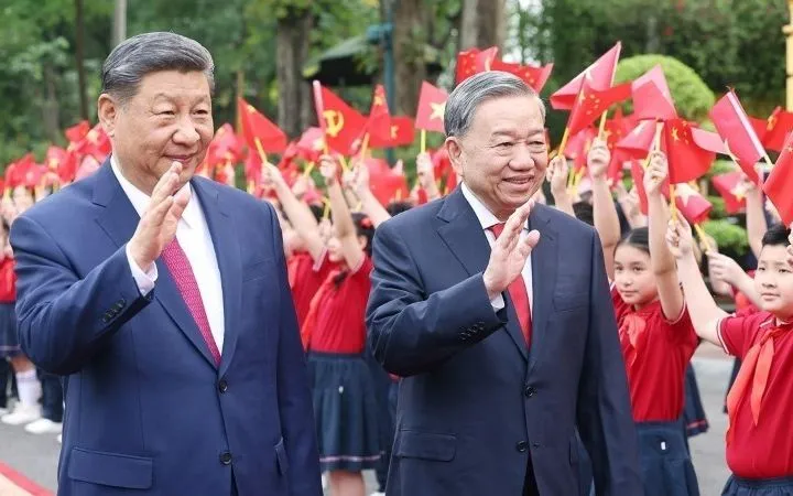 Tổng Bí thư Tô Lâm chủ trì Lễ đón Tổng Bí thư, Chủ tịch Trung Quốc Tập Cận Bình thăm cấp Nhà nước tới Việt Nam (ngày 14/4/2025). (Ảnh: TTXVN)