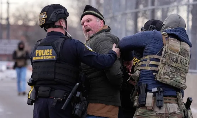 Lầu Năm G&oacute;c đặt gần 1.500 qu&acirc;n nh&acirc;n sẵn s&agrave;ng tới Minnesota giữa biểu t&igrave;nh phản đối ICE- Ảnh 1.