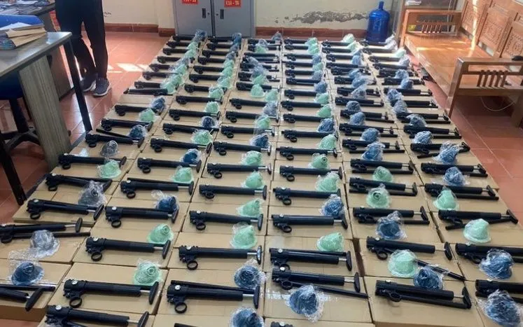 Số linh kiện súng quân dụng là tang vật của vụ án.