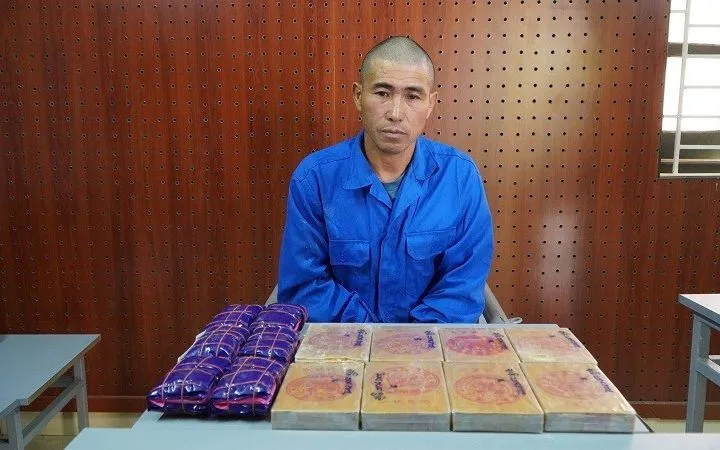 Đối tượng Tráng A Páo cùng tang vật tại cơ quan công an.