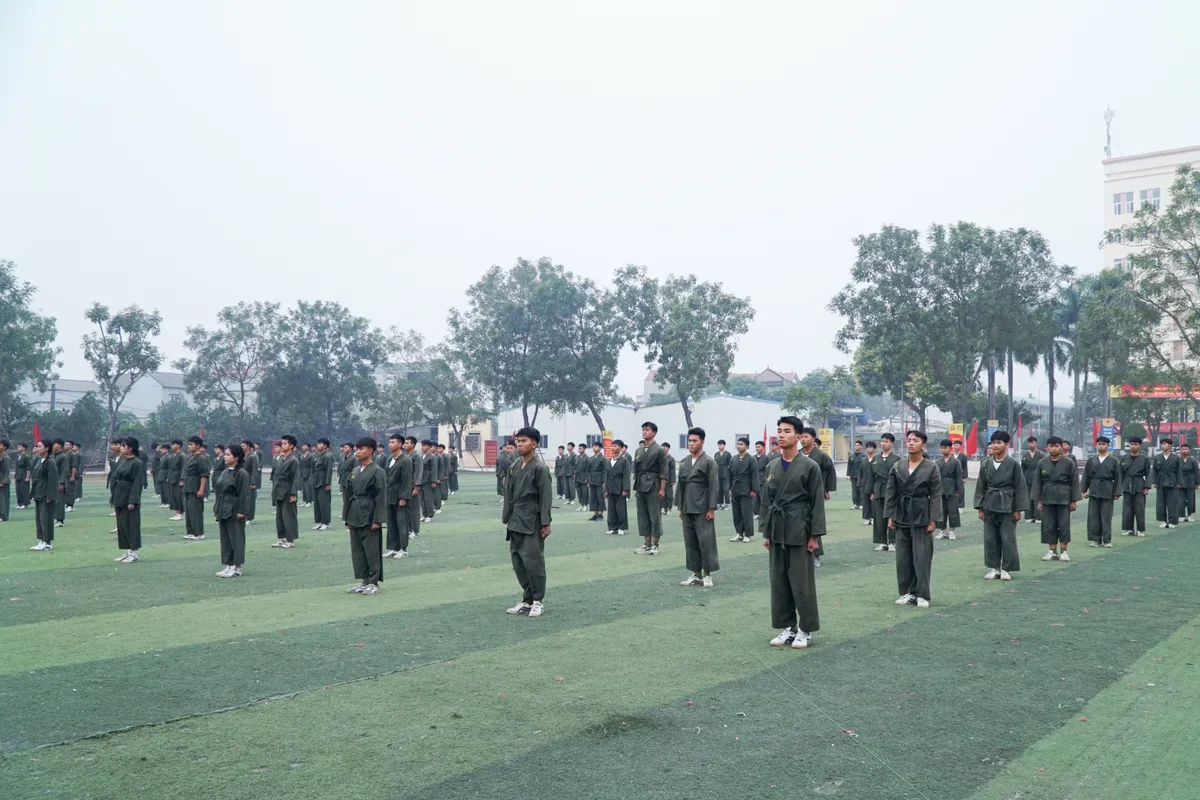 Học vi&ecirc;n c&aacute;c trường c&ocirc;ng an r&egrave;n luyện bản lĩnh tại thao trường  - Ảnh 1.