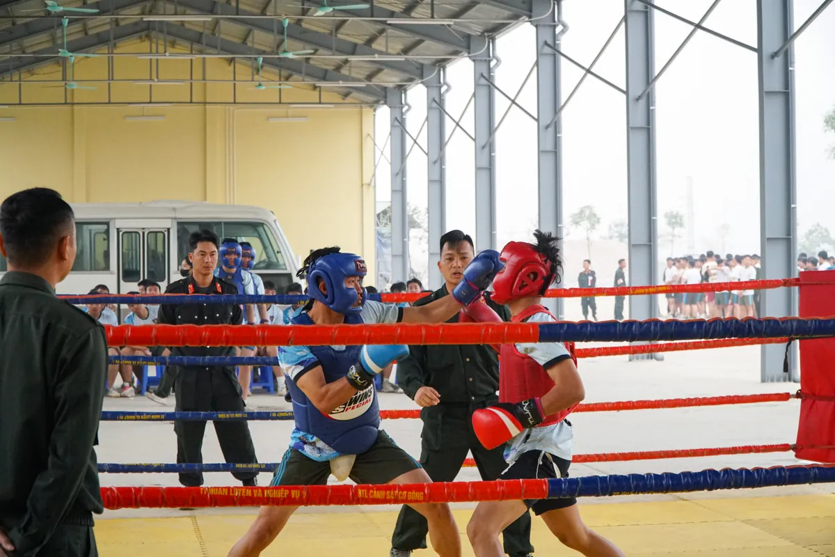Học vi&ecirc;n c&aacute;c trường c&ocirc;ng an r&egrave;n luyện bản lĩnh tại thao trường  - Ảnh 9.