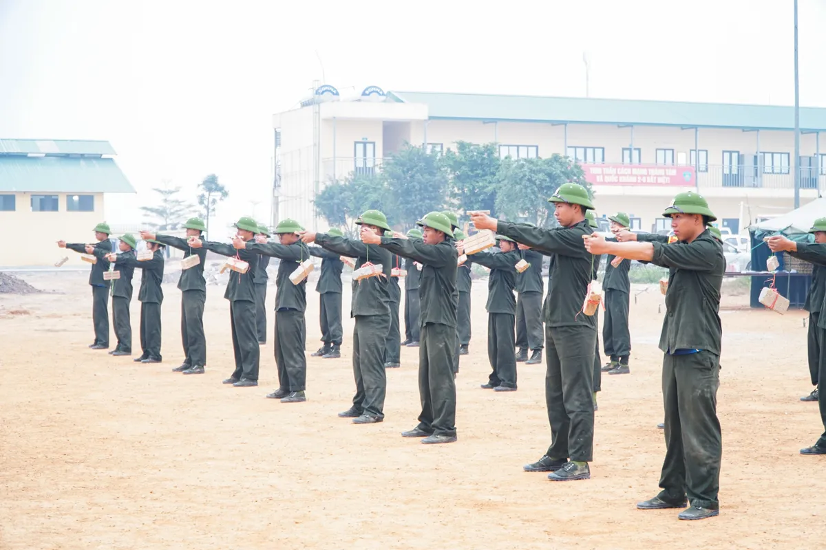 Học vi&ecirc;n c&aacute;c trường c&ocirc;ng an r&egrave;n luyện bản lĩnh tại thao trường  - Ảnh 24.