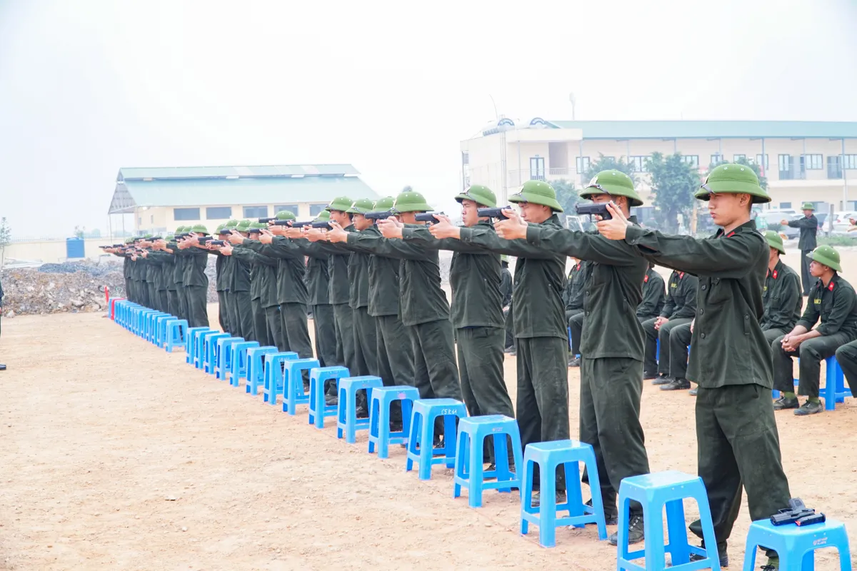 Hơn 1.000 học vi&ecirc;n c&aacute;c trường c&ocirc;ng an khổ luyện trong gi&aacute; r&eacute;t của H&agrave; Nội - Ảnh 2.