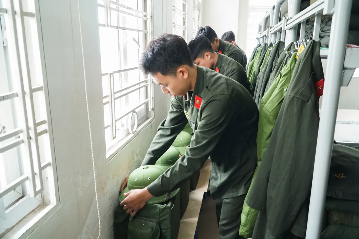 Hơn 1.000 học vi&ecirc;n c&aacute;c trường c&ocirc;ng an khổ luyện trong gi&aacute; r&eacute;t của H&agrave; Nội - Ảnh 9.