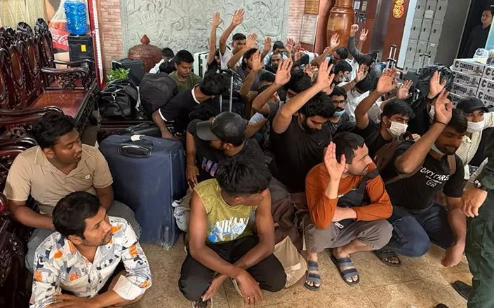 Các nghi phạm nước ngoài bị nhà chức trách Campuchia bắt giữ hôm 16/1/2026 (Ảnh: Khmer Times)