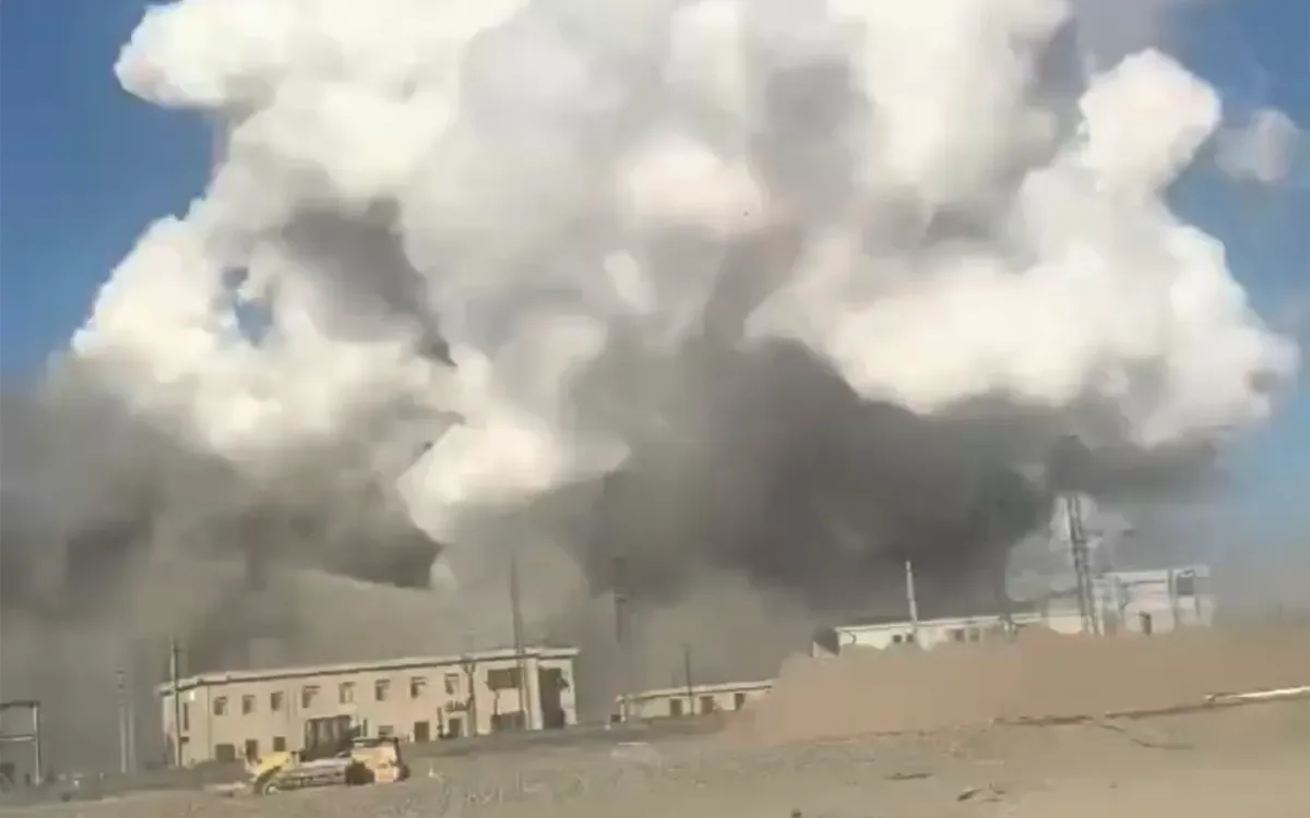 Khói bốc lên từ hiện trường vụ nổ tại một nhà máy ở thành phố Bao Đầu, khu tự trị Nội Mông (Trung Quốc), ngày 18/1/2026 (Ảnh: Xinhua/AP)