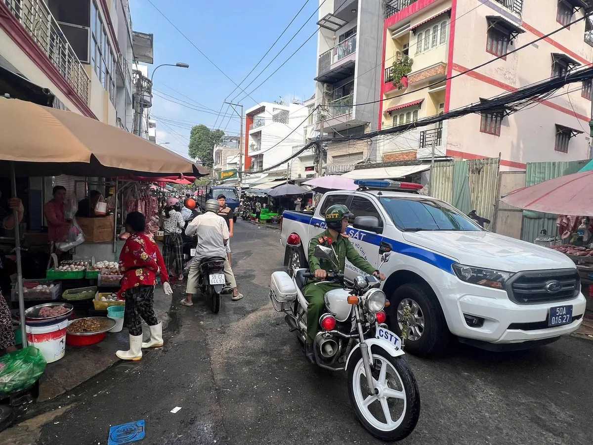TP Hồ Ch&iacute; Minh: C&aacute;c phường đồng loạt ra qu&acirc;n dẹp h&agrave;ng rong, lấn chiếm l&ograve;ng lề đường - Ảnh 1.