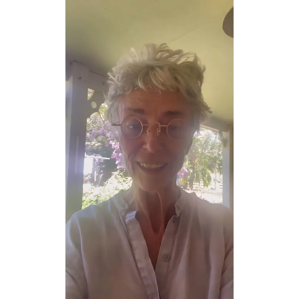 C&aacute;ch sao phim Tiếng chim h&oacute;t trong bụi mận gai đối diện với những b&igrave;nh phẩm về ngoại h&igrave;nh- Ảnh 1.