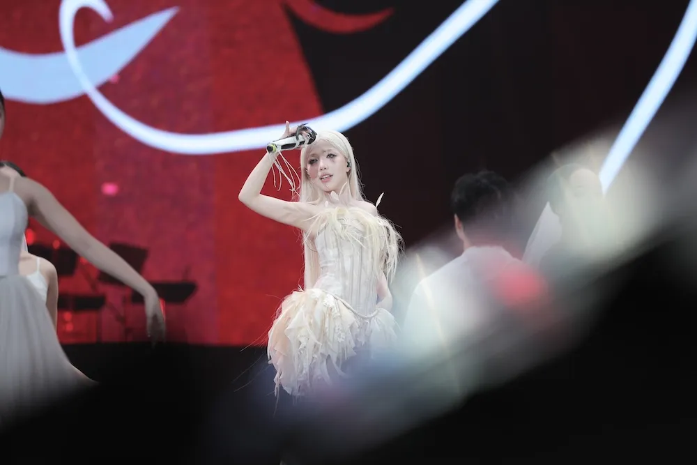 Ph&ugrave;ng Kh&aacute;nh Linh tiếp nối h&agrave;nh tr&igrave;nh đầy rực rỡ của &ldquo;Giữa một vạn người&rdquo; tại GENFest- Ảnh 4.