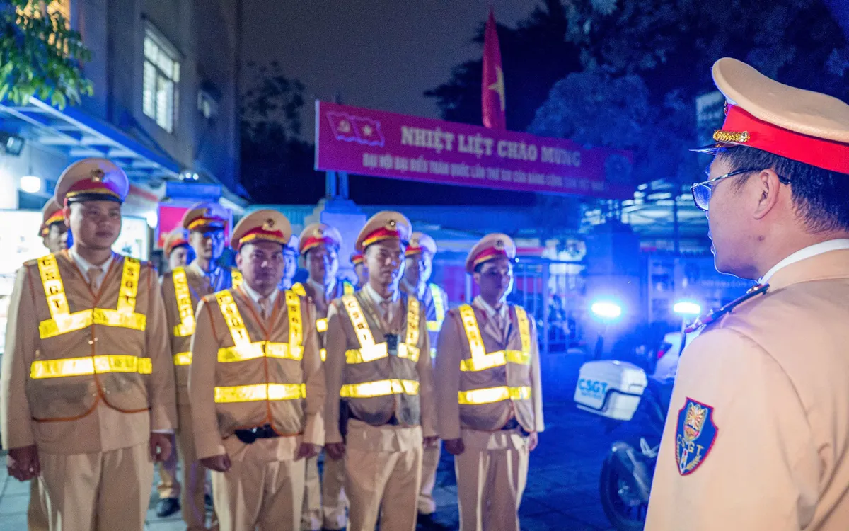 BCH Đội kiểm tra quân số, vũ khí, công cụ hỗ trợ, và điều lệnh CAND của CBCS trước giờ thực hiện nhiệm vụ.