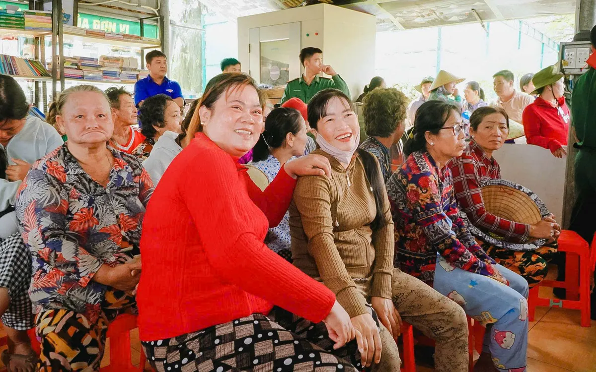 Người dân hào hứng, phấn khởi trong chương trình "Xuân Biên phòng – Ấm lòng dân bản" năm 2026 tại xã đảo Thạnh An.