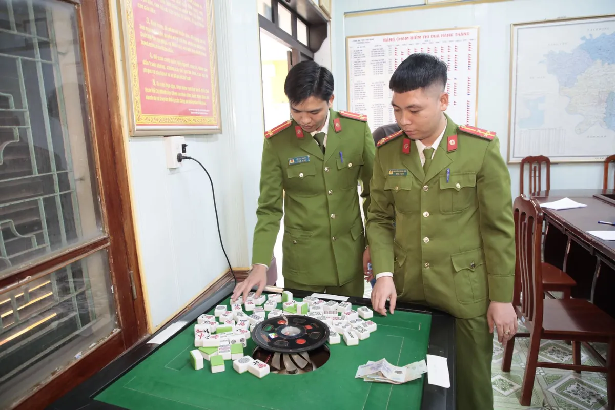 Bắt quả tang nh&oacute;m người nước ngo&agrave;i tụ tập đ&aacute;nh bạc bằng mạt chược ở Hưng Y&ecirc;n - Ảnh 3.