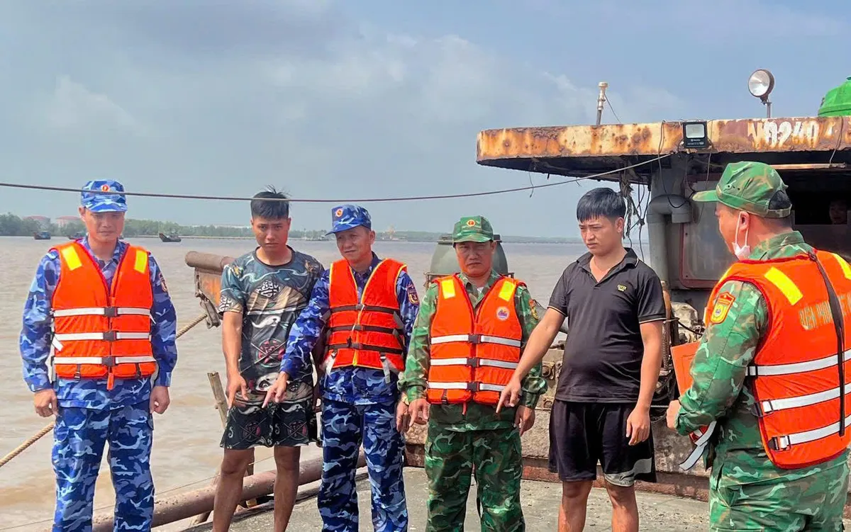 Đồng Tháp: Bắt giữ tàu vận chuyển cát trái phép trên biển - Ảnh 1.