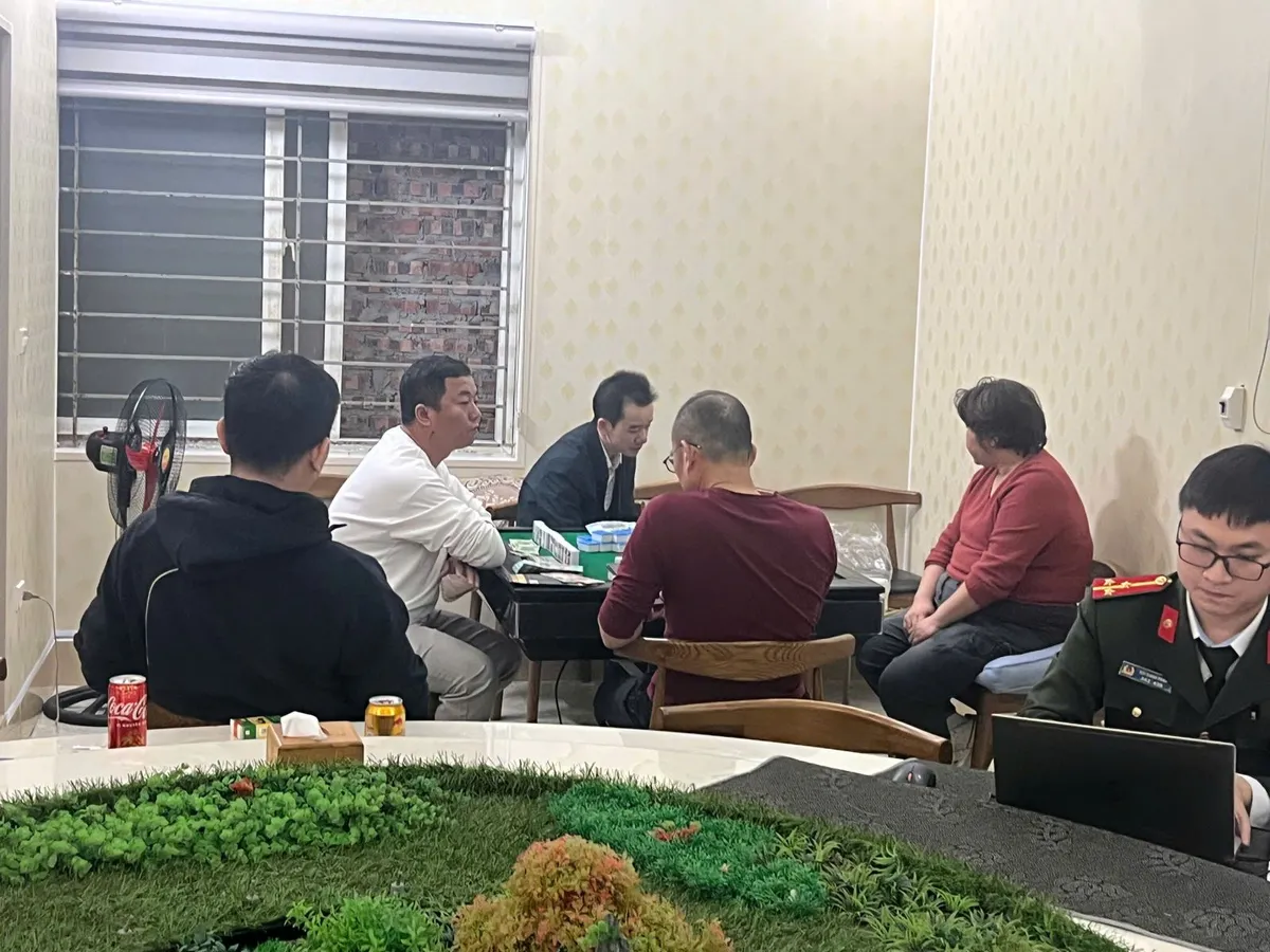 Bắt quả tang nh&oacute;m người nước ngo&agrave;i tụ tập đ&aacute;nh bạc bằng mạt chược ở Hưng Y&ecirc;n - Ảnh 1.