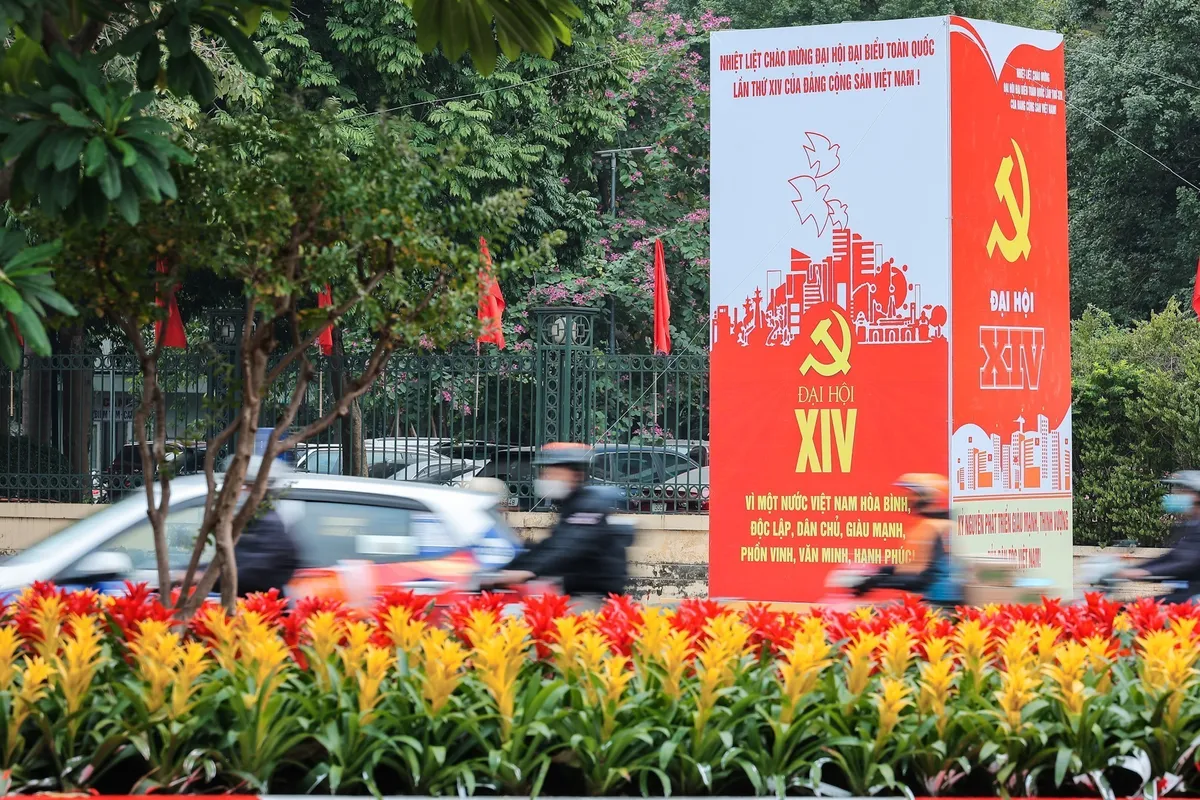 Rực rỡ sắc m&agrave;u cờ hoa ch&agrave;o mừng Đại hội XIV của Đảng tr&ecirc;n khắp cả nước- Ảnh 1.