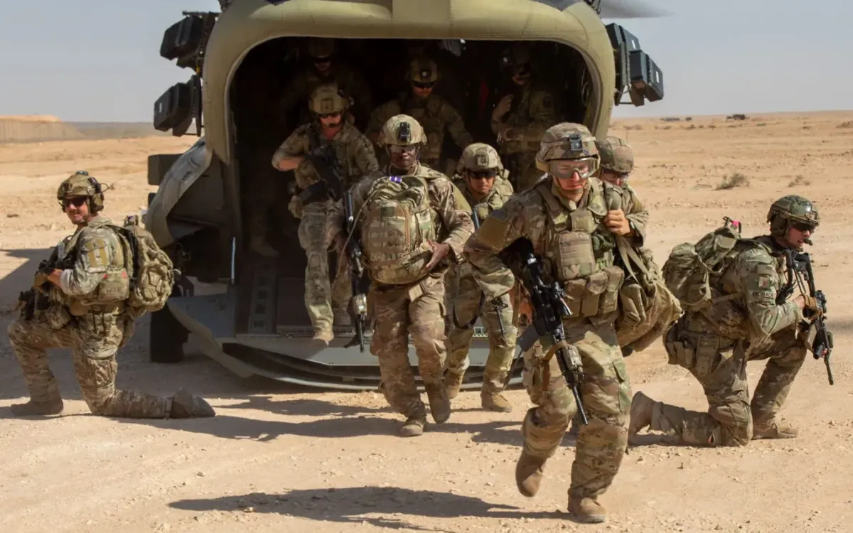 Binh sĩ Mỹ đáp trực thăng CH-47 Chinook xuống căn cứ không quân Al Asad, Iraq vào tháng 7/2023 (Ảnh: US Army)