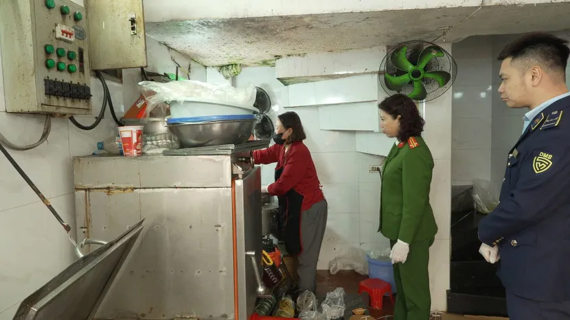 Ph&aacute;t hiện cơ sở gi&ograve; chả sử dụng h&agrave;n the ở H&agrave; Nội  - Ảnh 2.