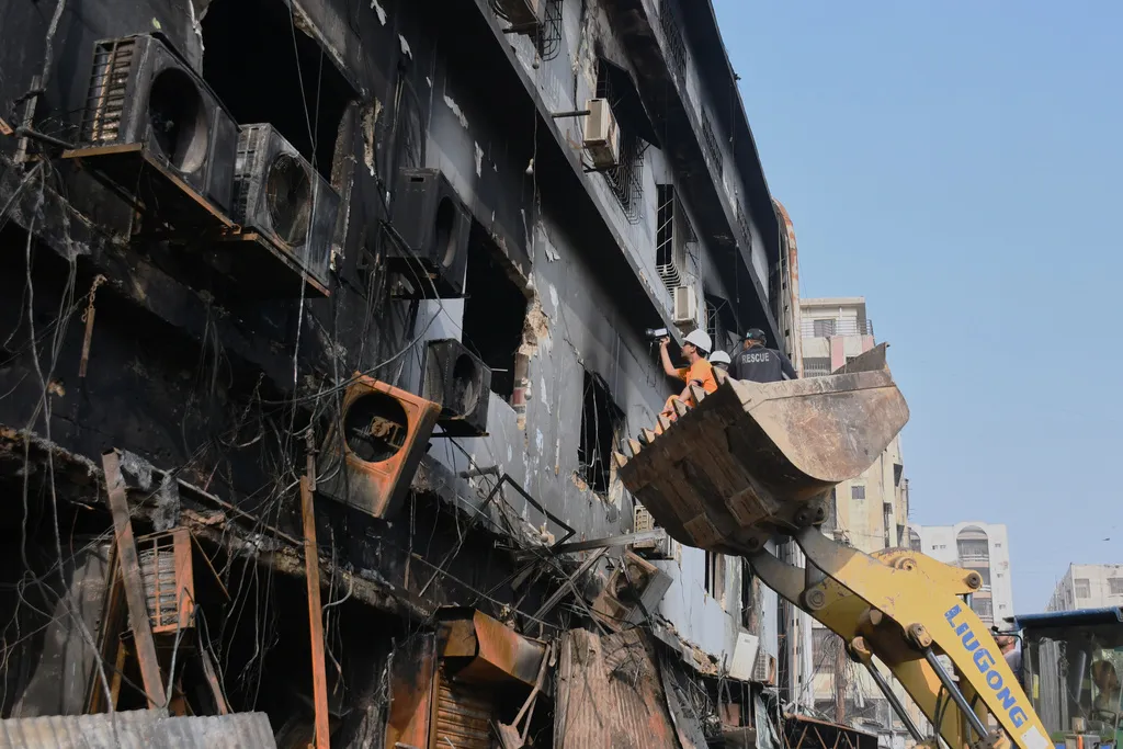 Ch&aacute;y trung t&acirc;m thương mại tại Pakistan, 11 người thiệt mạng - Ảnh 1.