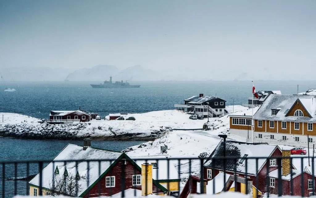 Tàu kiểm tra HDMS Vaedderen của Hải quân Đan Mạch hoạt động ngoài khơi Nuuk, Greenland, ngày 18/1/2026. (Ảnh: AP)