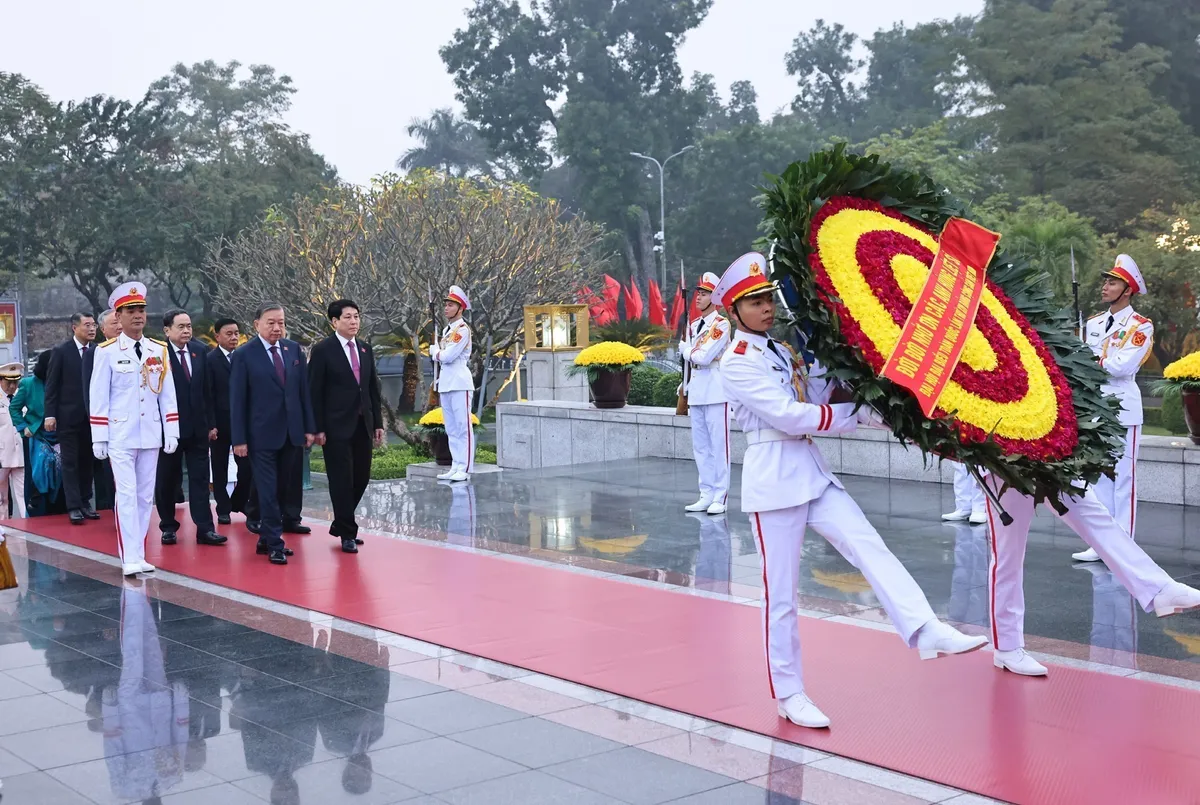 C&aacute;c đại biểu dự Đại hội XIV của Đảng viếng Chủ tịch Hồ Ch&iacute; Minh - Ảnh 4.