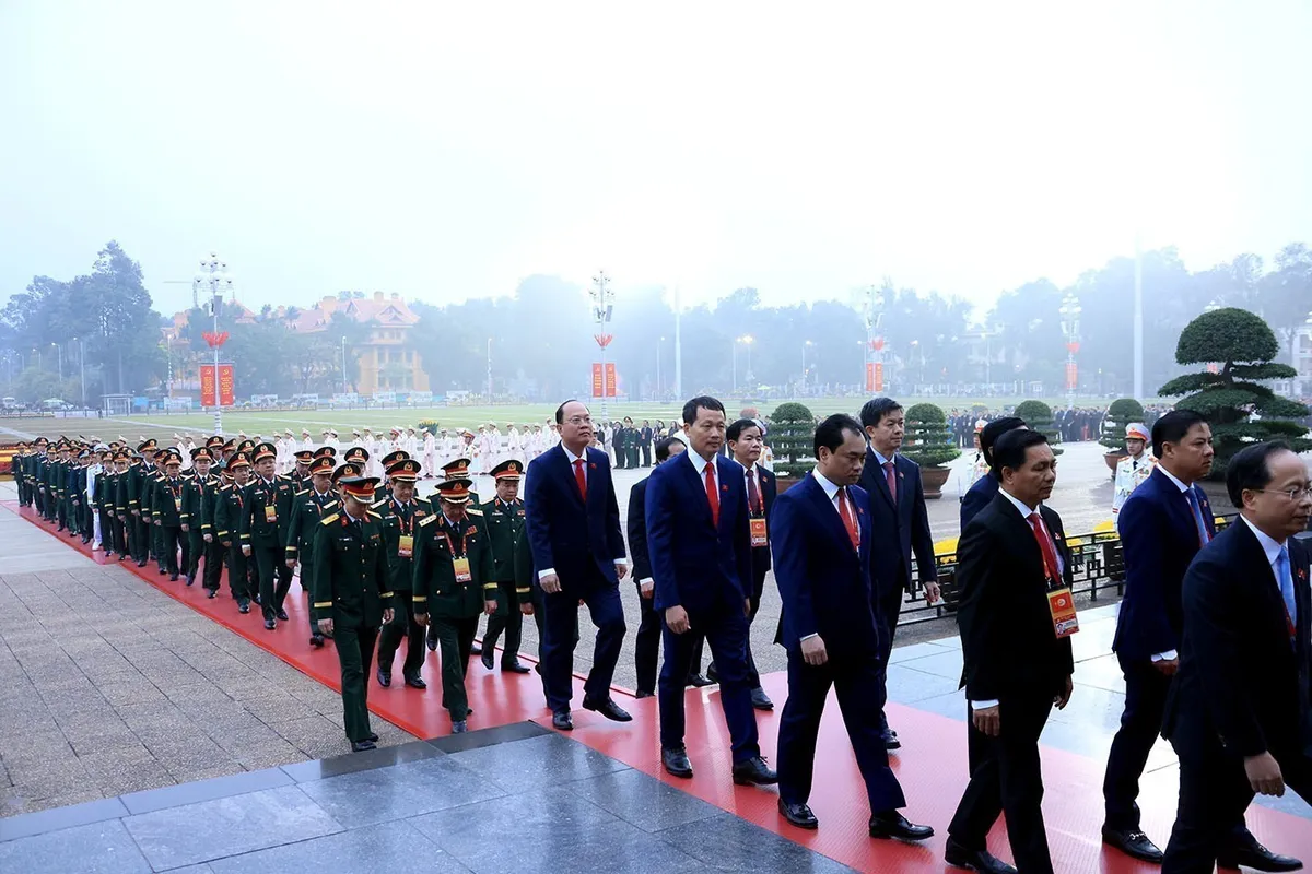C&aacute;c đại biểu dự Đại hội XIV của Đảng viếng Chủ tịch Hồ Ch&iacute; Minh - Ảnh 3.