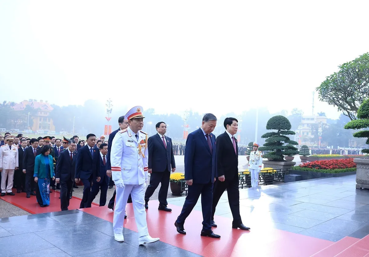 C&aacute;c đại biểu dự Đại hội XIV của Đảng viếng Chủ tịch Hồ Ch&iacute; Minh - Ảnh 2.