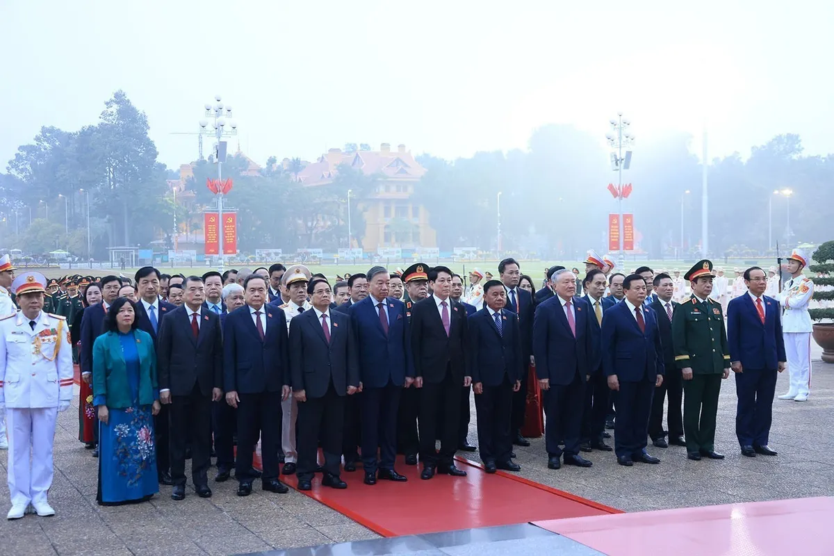 C&aacute;c đại biểu dự Đại hội XIV của Đảng viếng Chủ tịch Hồ Ch&iacute; Minh - Ảnh 1.