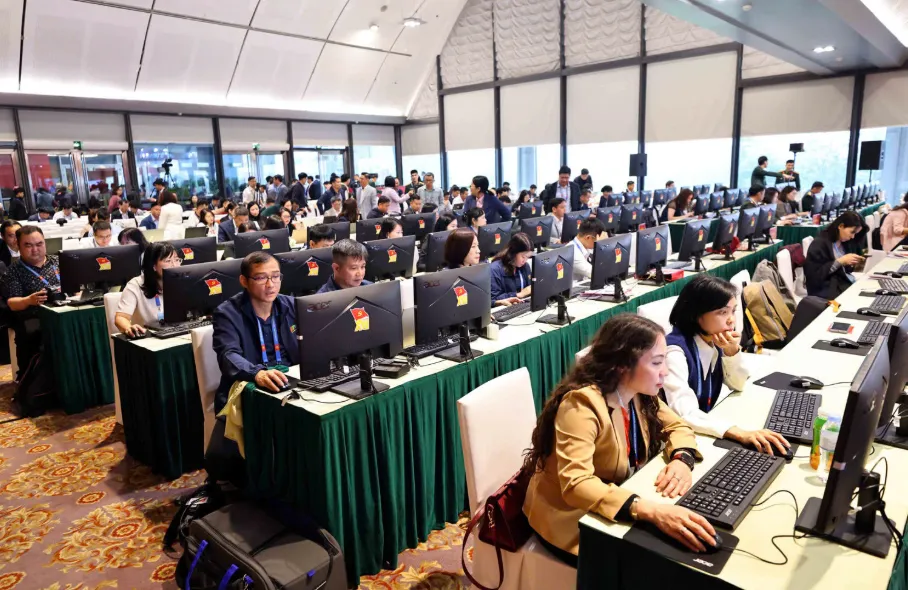 Truyền th&ocirc;ng quốc tế đưa tin đậm n&eacute;t về ng&agrave;y l&agrave;m việc đầu ti&ecirc;n - Ảnh 2.