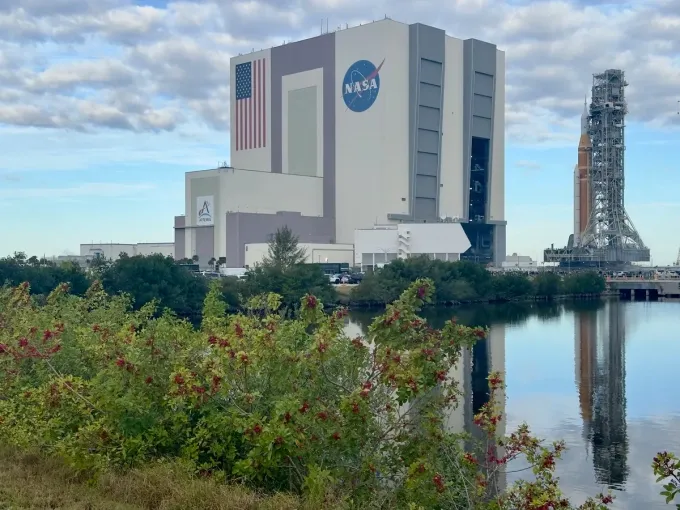 T&ecirc;n lửa SLS của NASA được đưa tới bệ ph&oacute;ng, sẵn s&agrave;ng cho sứ mệnh Artemis 2- Ảnh 1.