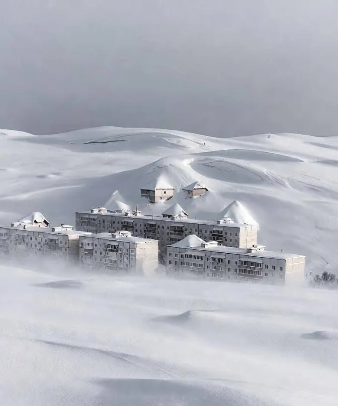 B&atilde;o tuyết lịch sử v&ugrave;i lấp b&aacute;n đảo Kamchatka dưới lớp tuyết d&agrave;y tới 12 m&eacute;t- Ảnh 1.