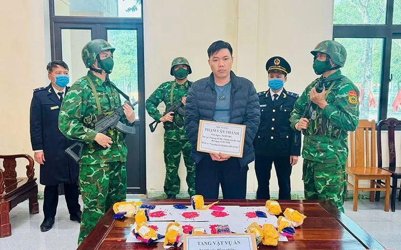 Nguyễn Văn Thành và tang vật bị lực lượng chức năng bắt giữ.