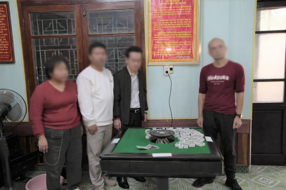 Bắt quả tang nh&oacute;m người nước ngo&agrave;i tụ tập đ&aacute;nh bạc bằng mạt chược ở Hưng Y&ecirc;n - Ảnh 2.