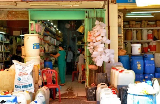 Quy định về điều kiện sản xuất v&agrave; kinh doanh h&oacute;a chất - Ảnh 1.