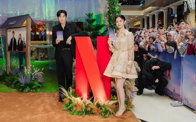 Go Youn Jung (bên phải) và Kim Seon Ho tạo dáng trong một sự kiện quảng bá cho "Can This Love Be Translated?" tại Jakarta, Indonesia. (Ảnh: Netflix)