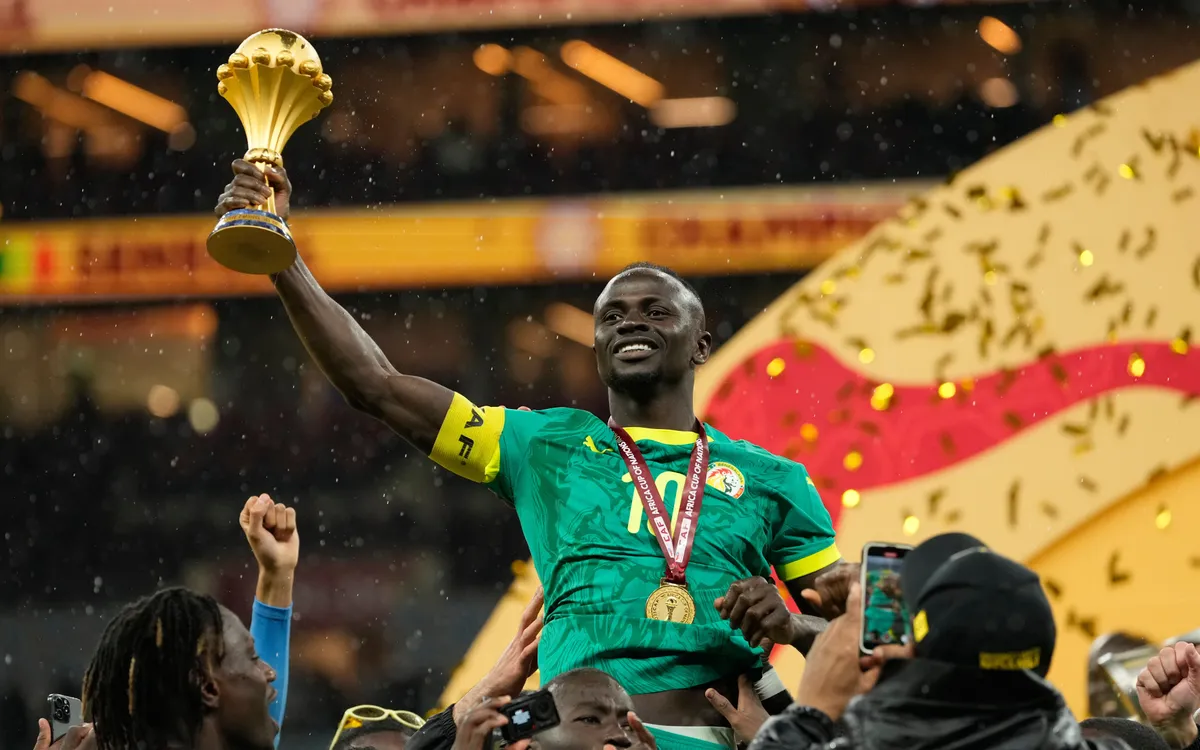 Senegal đăng quang Cúp bóng đá châu Phi sau trận chung kết hỗn loạn với nhiều tranh cãi và xung đột (Ảnh: AP)