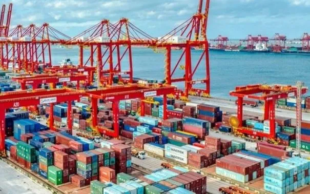 Cảng hàng hóa ở Sơn Đông, Trung Quốc. Ảnh: THX/TTXVN