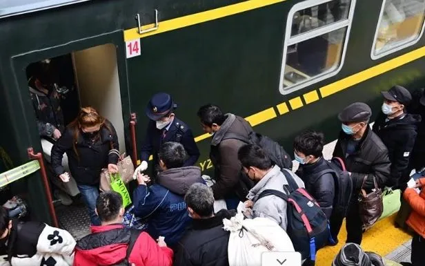 Hành khách lên tàu hỏa tại nhà ga ở tỉnh Thiểm Tây, Trung Quốc. Ảnh: THX/TTXVN
