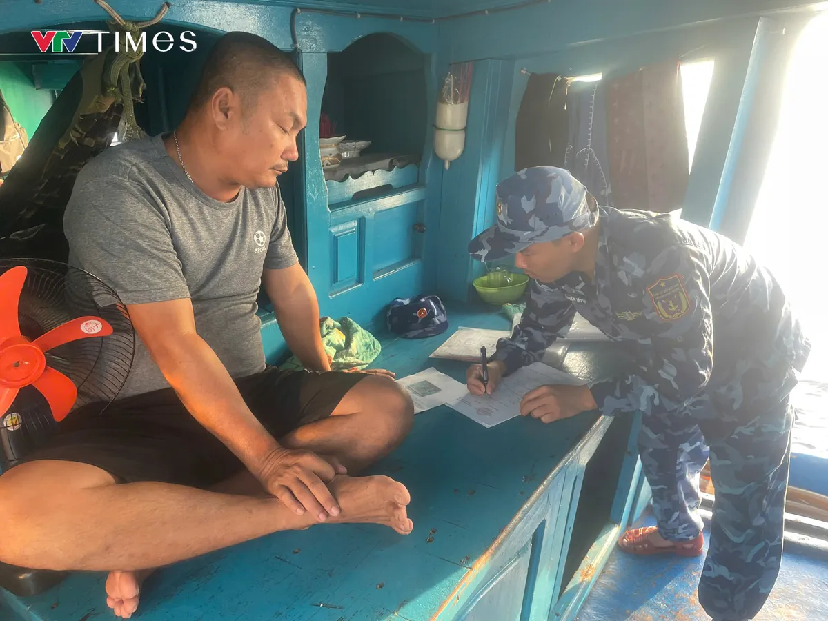 Bắt giữ t&agrave;u c&aacute; vận chuyển 50.000 l&iacute;t dầu DO tr&aacute;i ph&eacute;p tr&ecirc;n biển - Ảnh 1.