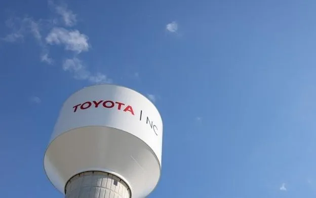 Biểu tượng Toyota tại nhà máy sản xuất pin điện của hãng này ở Liberty, North Carolina, Mỹ ngày 12/4/2024.

