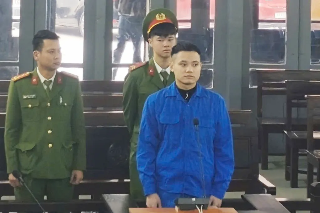 Kh&ocirc;ng c&oacute; tiền trả karaoke, lừa mượn iPhone của đồng nghiệp đem b&aacute;n, nam nh&acirc;n vi&ecirc;n t&agrave;u du lịch lĩnh &aacute;n 15 th&aacute;ng t&ugrave;- Ảnh 1.