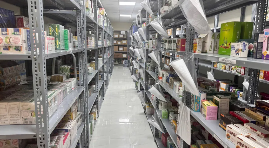 Thực phẩm chức năng giả “đội lốt” collagen, vitamin: Bán suốt 13 năm, doanh thu gần 1.800 tỷ đồng - Ảnh 1.