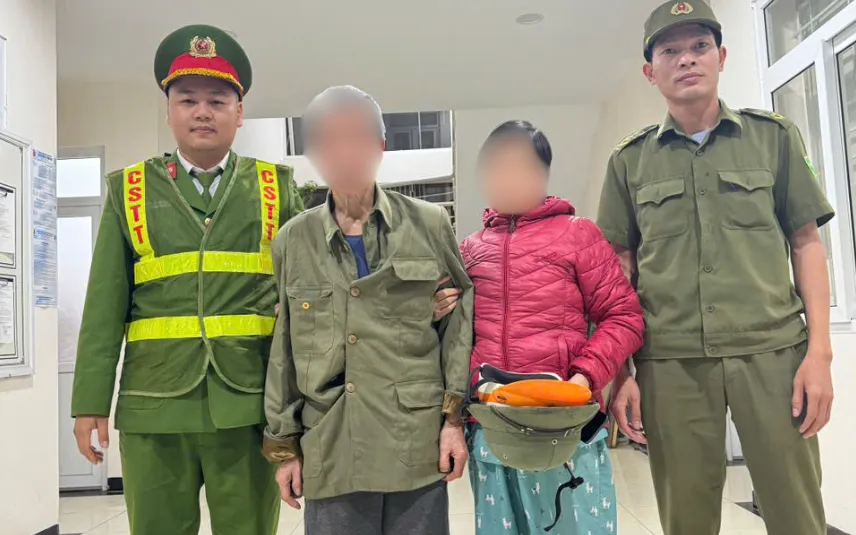 Công an phường Thanh Liệt bàn giao cụ ông an toàn cho gia đình