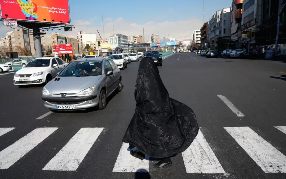 Người phụ nữ băng qua ngã tư ở trung tâm Tehran, Iran, ngày 16/1/2026 (Ảnh: AP)