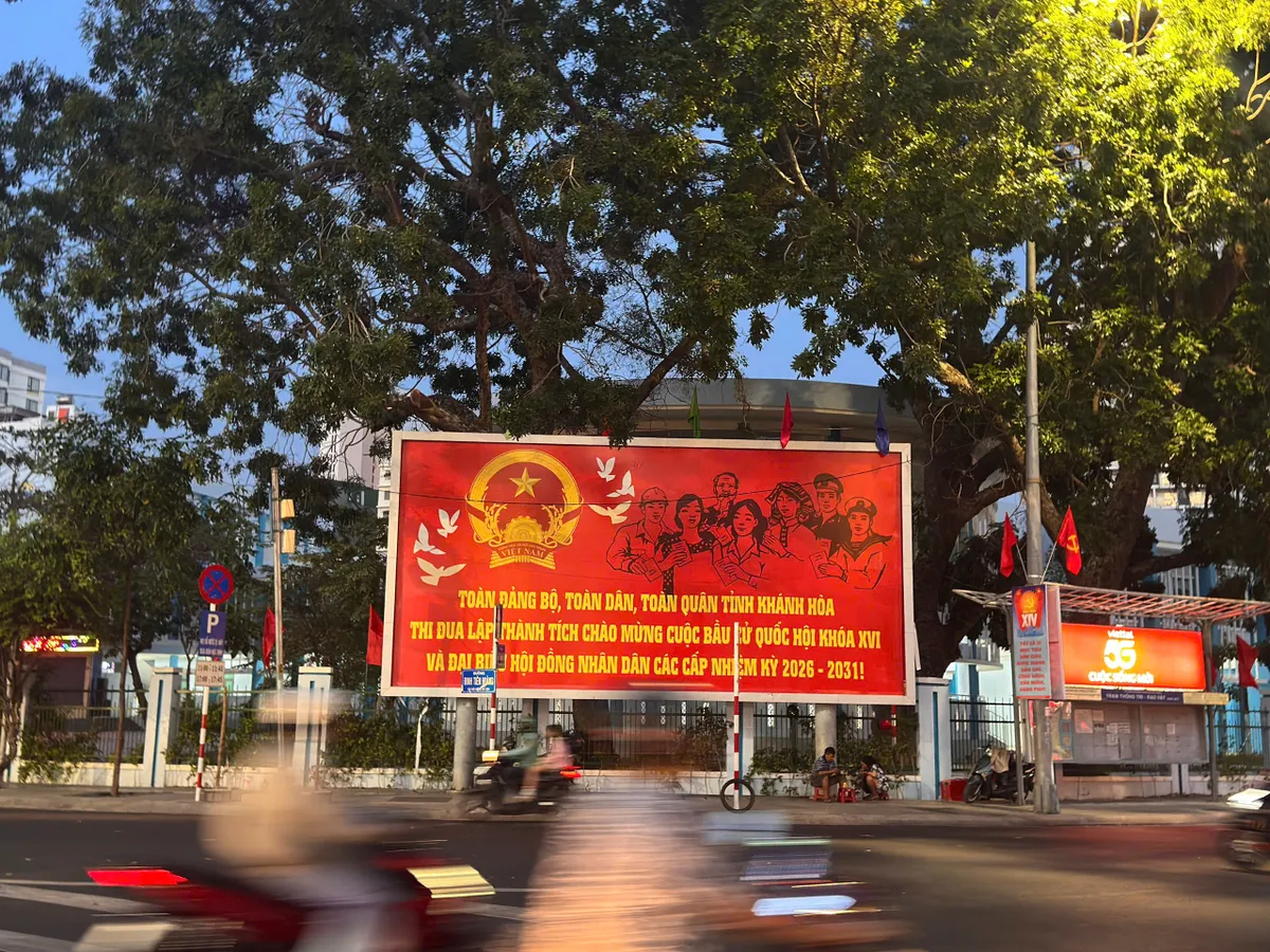 Kh&aacute;nh H&ograve;a: Rực rỡ sắc cờ ch&agrave;o mừng Đại hội đại biểu to&agrave;n quốc lần thứ XIV của Đảng - Ảnh 6.